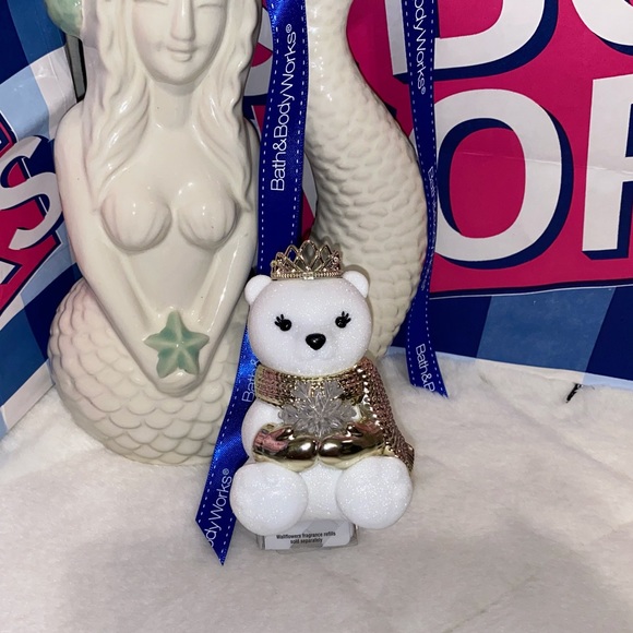 BATH AND BODY WORKS ROYAL HOLIDAY POLAR BEAR WALLFLOWER FRAGRANCE PLUG 🐻‍❄️ - Picture 3 of 4